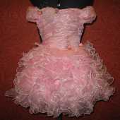 Посуточная аренда Платье розовое с воланами на 1-2 года. Длина от подмышек 40см, объем по груди 50см. Регулируется шнуровкой по спинке в Кирове
