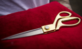 Посуточная аренда Ножницы для перерезания ленты. Комплект:3 ножницы, красная подушка   Цвет ножниц: золото, серебро в Краснодаре